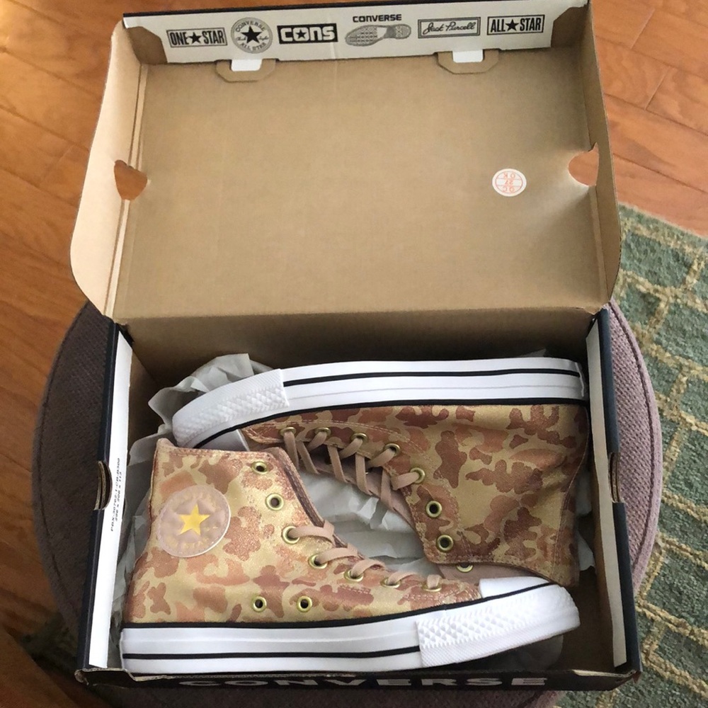 Never worn size 8 glitter camo converse